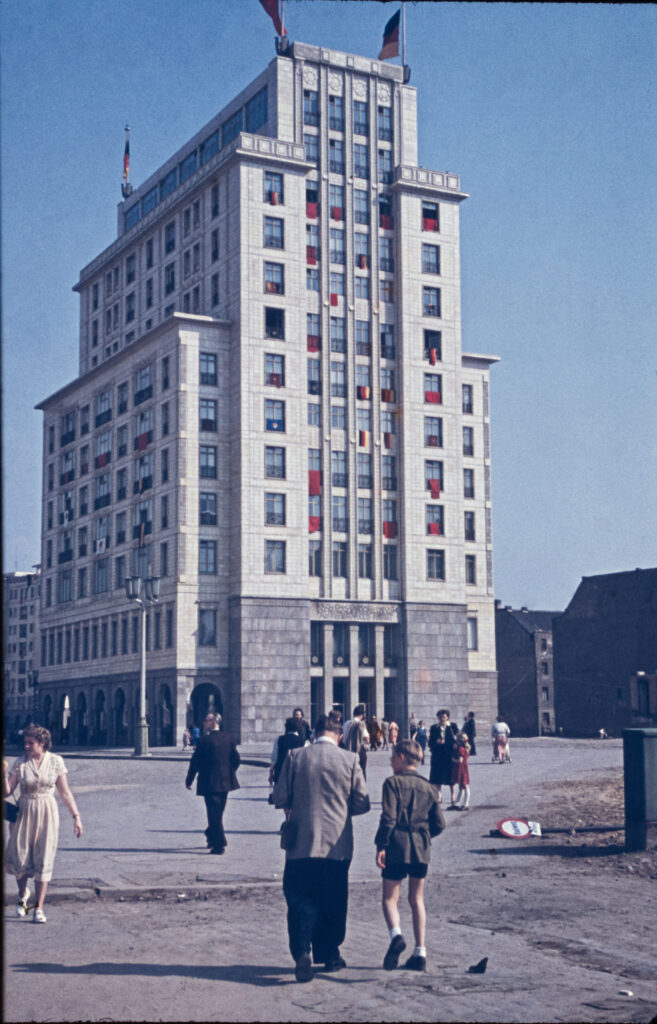 Die Allee- Hochhaus Strausberger Platz