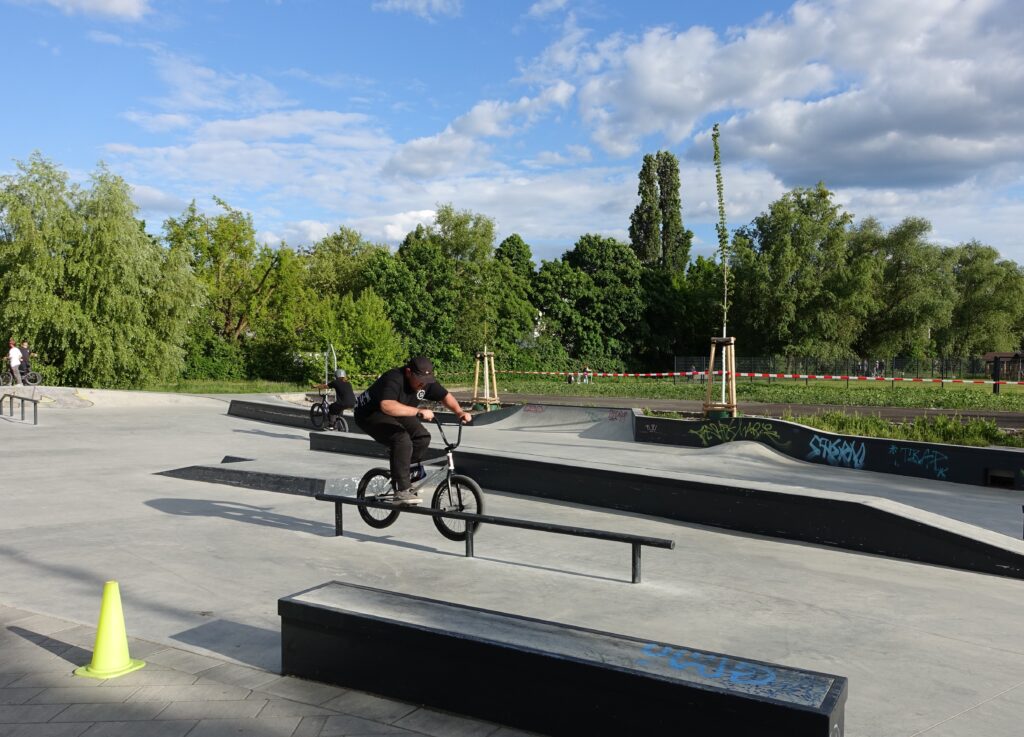 Junger BMX-Fahrer im Liberty Park